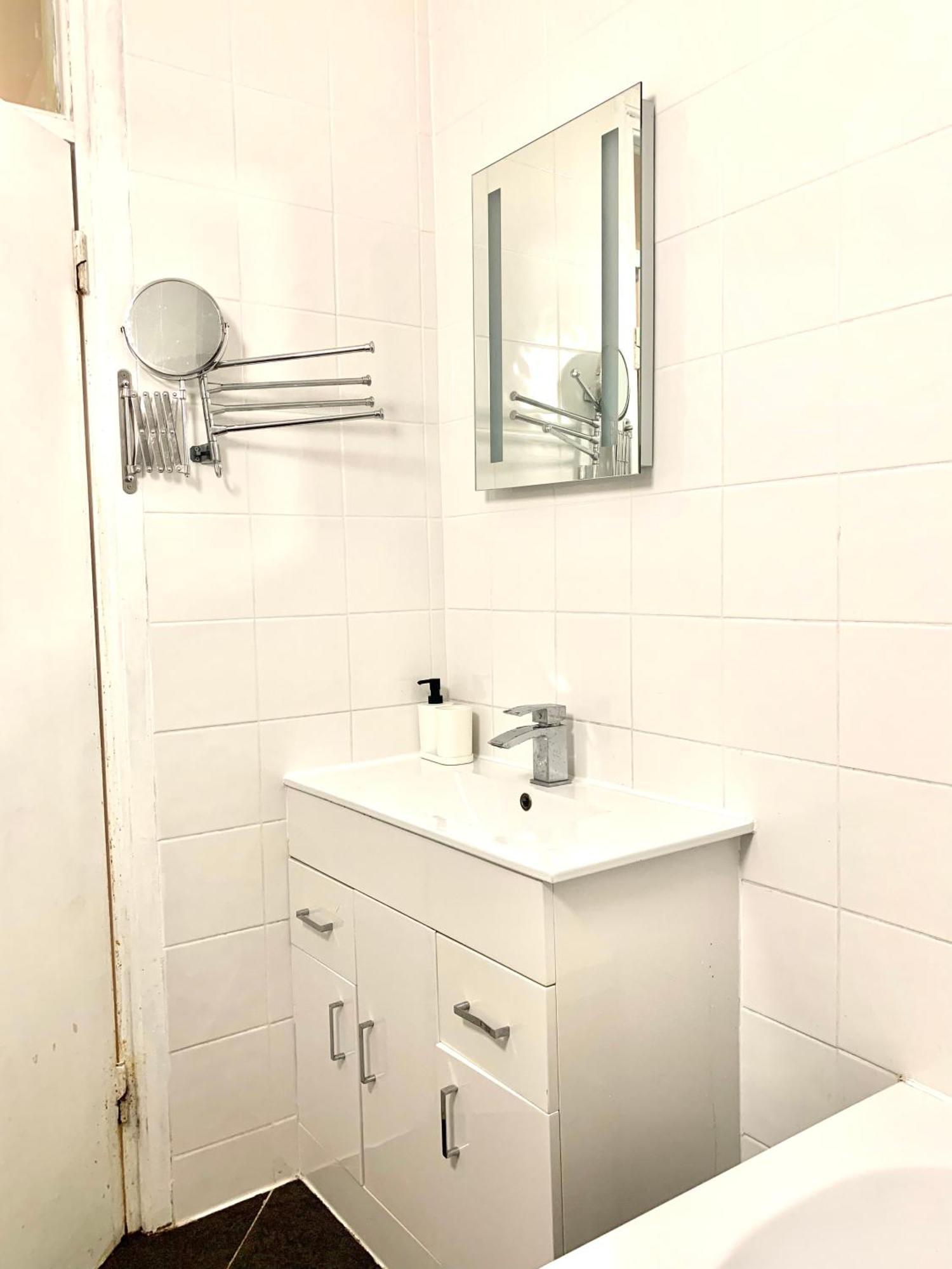 Cosy 2 Bedroom Apartment In Swiss Cottage. Лондон Екстер'єр фото