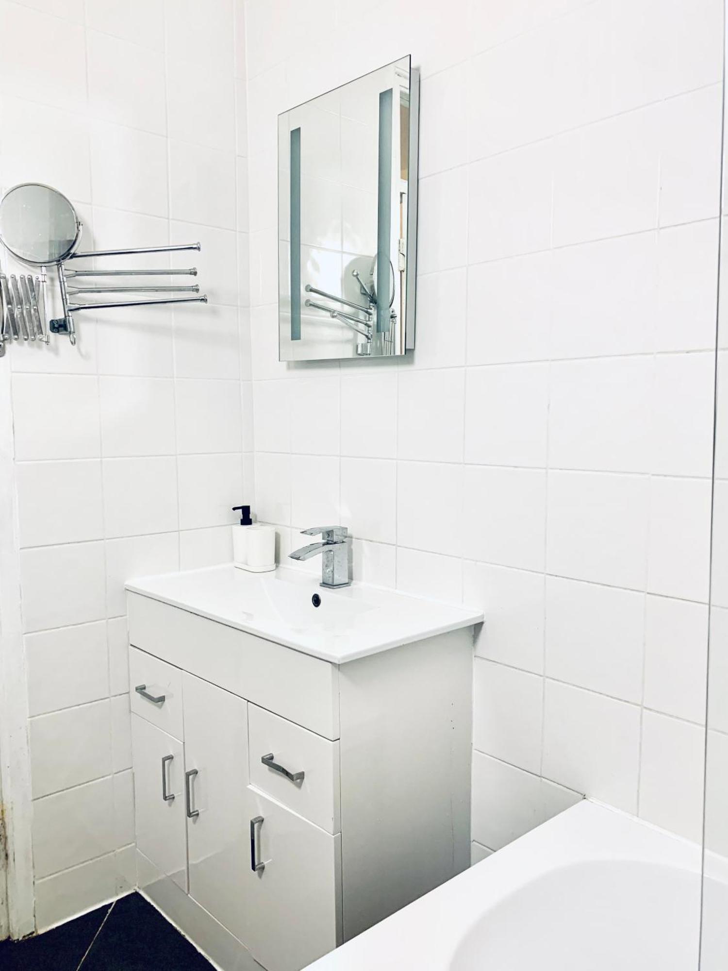 Cosy 2 Bedroom Apartment In Swiss Cottage. Лондон Екстер'єр фото