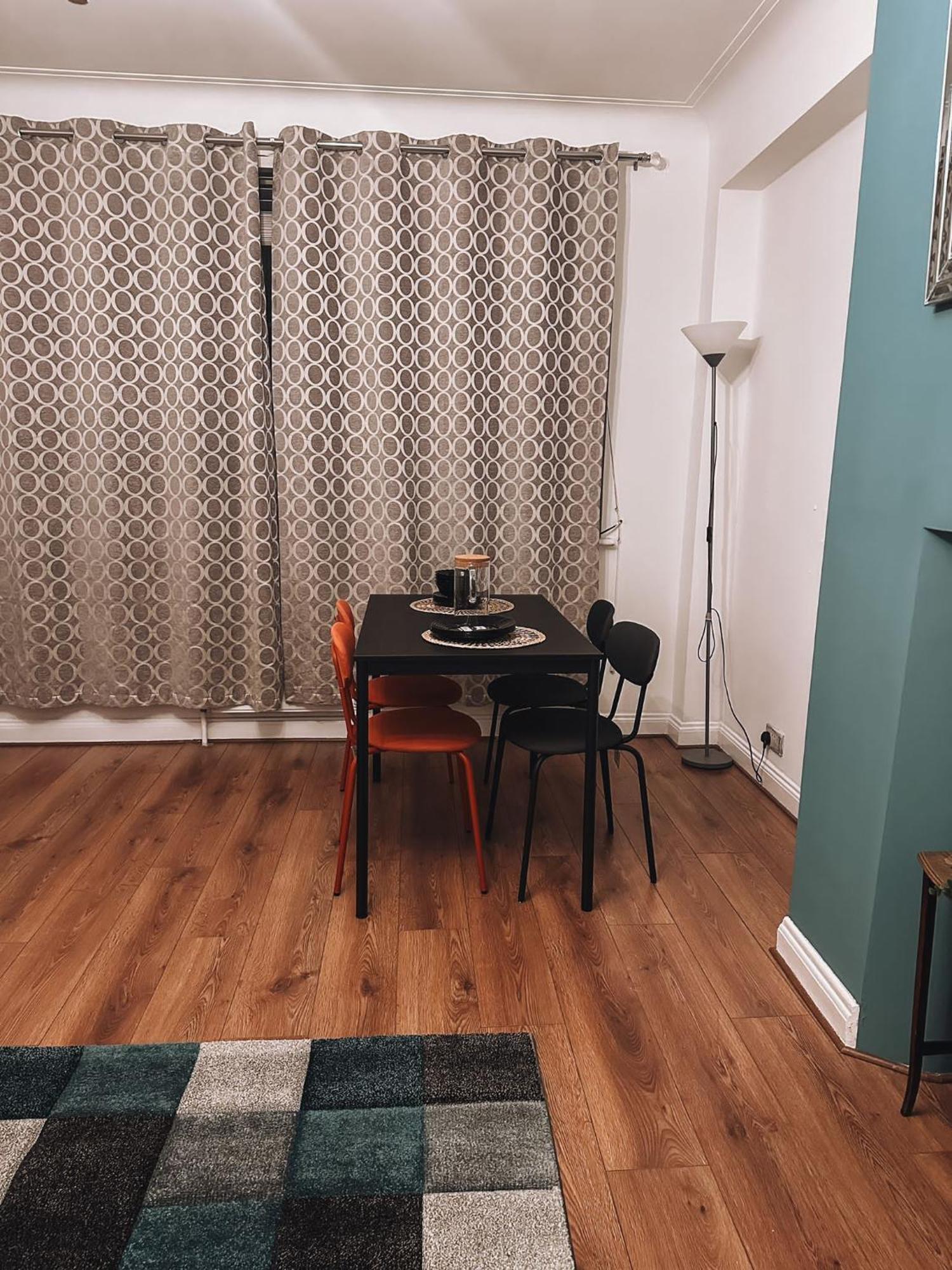 Cosy 2 Bedroom Apartment In Swiss Cottage. Лондон Екстер'єр фото