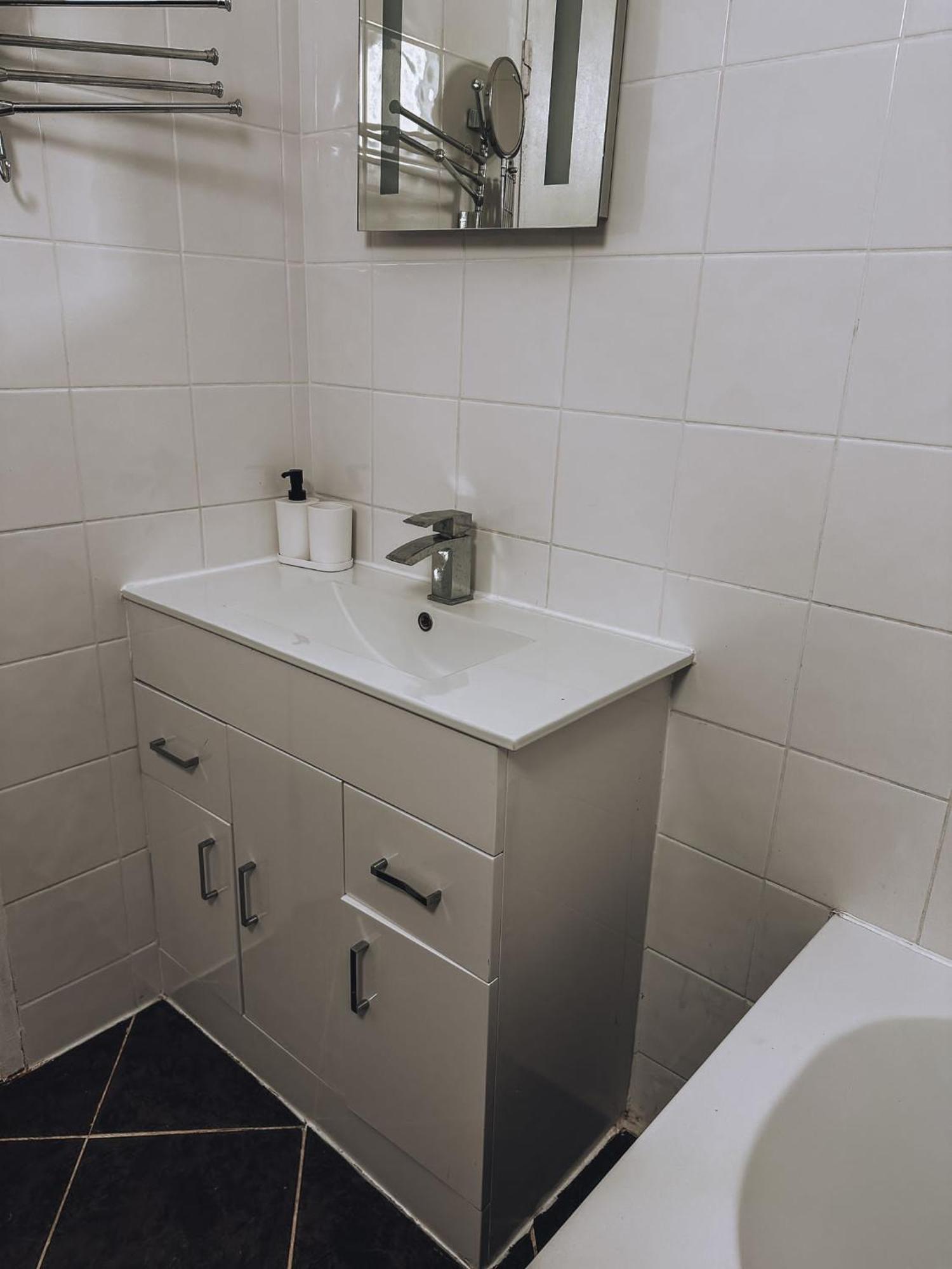 Cosy 2 Bedroom Apartment In Swiss Cottage. Лондон Екстер'єр фото